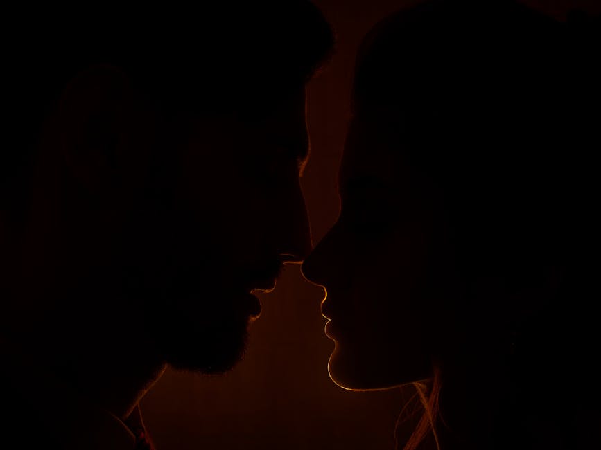 Silhouette of a couple in a romantic and intimate moment, highlighting love and connection.